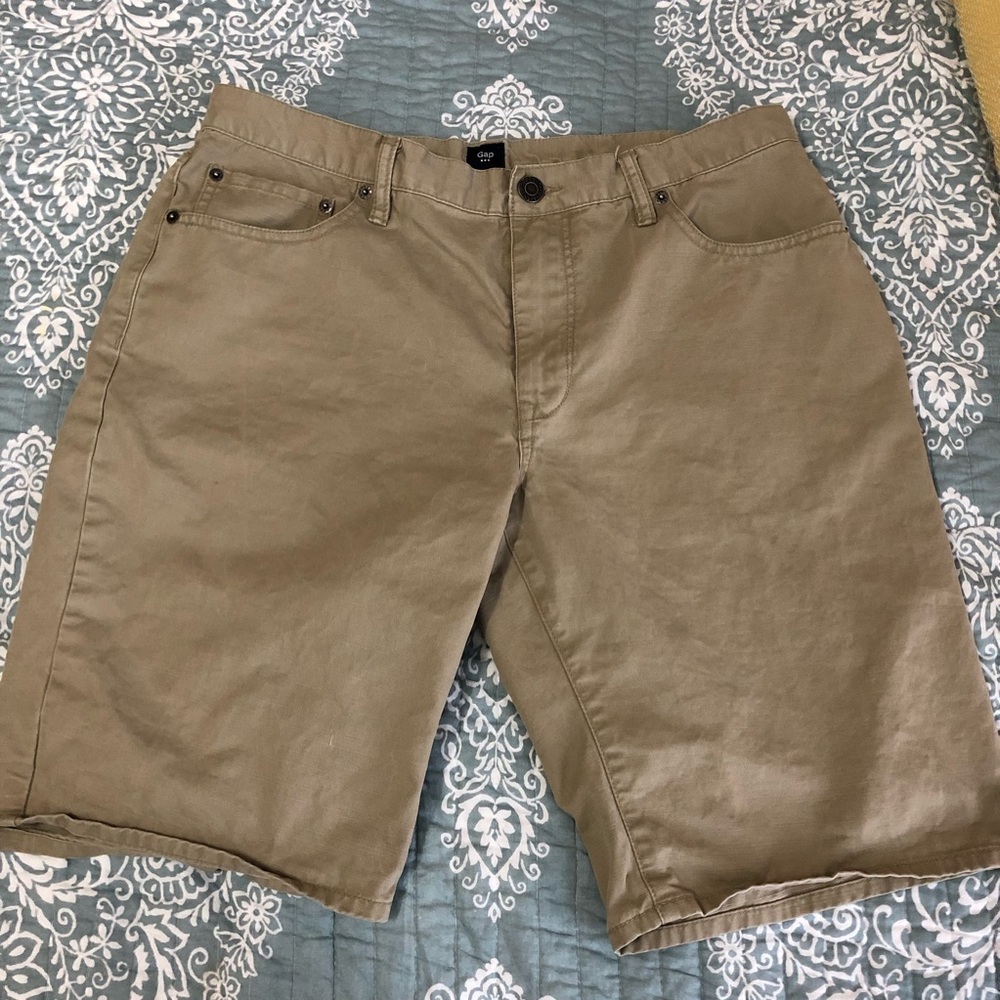 GAP Khaki Shorts - size 33